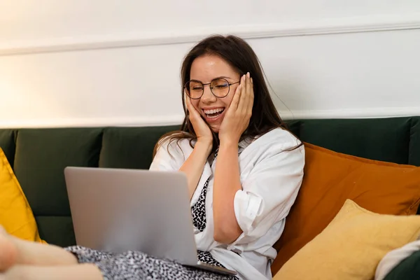 自宅に座って自宅のオフィスを経由して彼女のビジネスを管理するラップトップコンピュータ上で働くビジネスマン — ストック写真