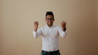 Genç adam zaferin tadını çıkar, başarı.