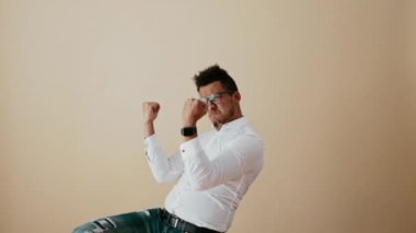 Genç adam zaferin tadını çıkar, başarı.