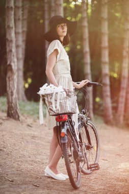 Kız ormanda bisiklet üzerinde
