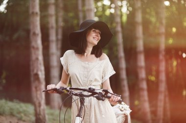 Kız ormanda bisiklet üzerinde