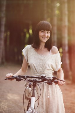 Kız ormanda bisiklet üzerinde