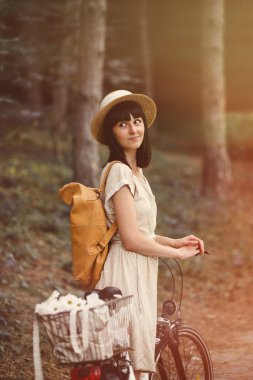 Kız ormanda bisiklet üzerinde