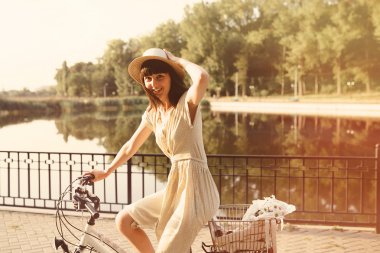 Kız binicilik bisiklet park