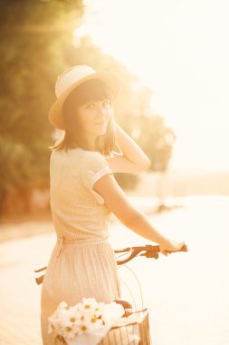 Ona bisiklet ile kız