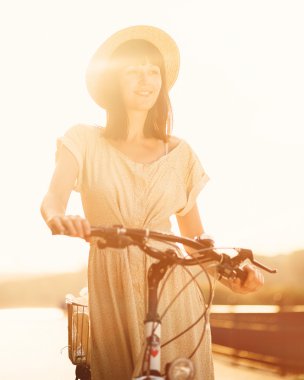 Ona bisiklet ile kız