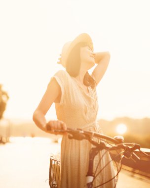 Ona bisiklet ile kız