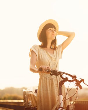 Ona bisiklet ile kız