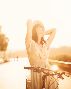 Ona bisiklet ile kız