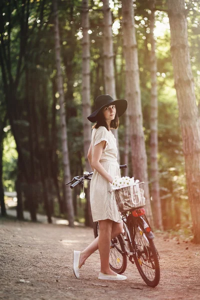 Dívka na kole v lese — Stock fotografie