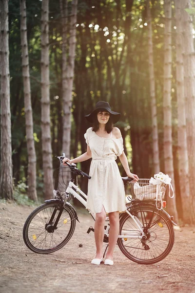 Κορίτσι με το ποδήλατο στο δάσος — Φωτογραφία Αρχείου