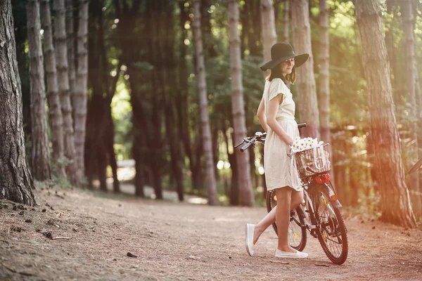 Menina na bicicleta na floresta — Fotografia de Stock