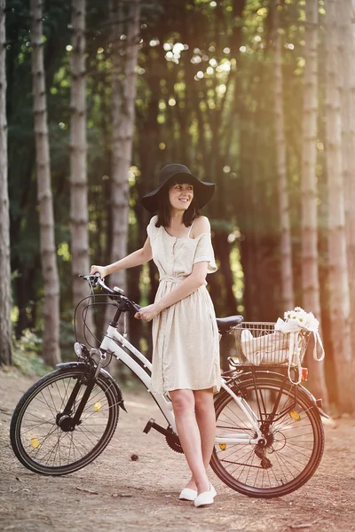 Menina na bicicleta na floresta — Fotografia de Stock