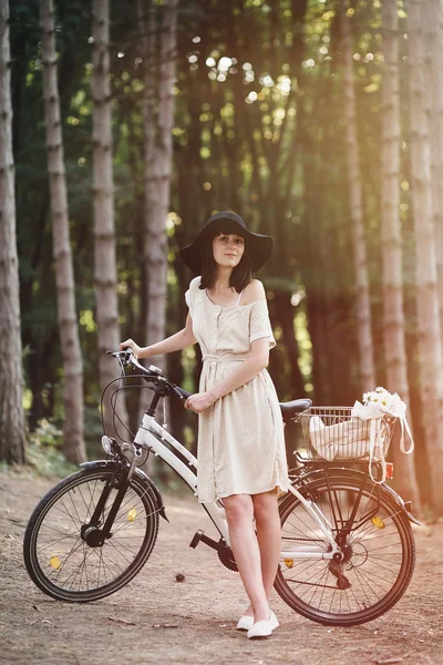 Дівчина на велосипеді в лісі — стокове фото