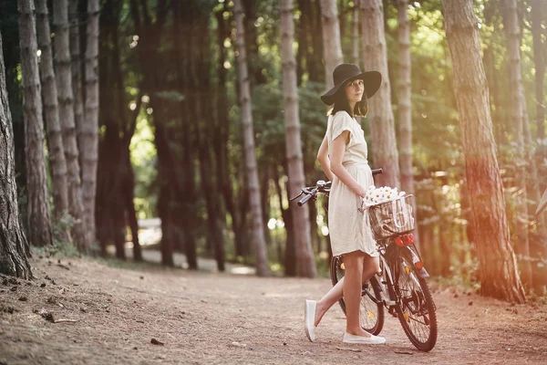森で自転車の女の子 — ストック写真