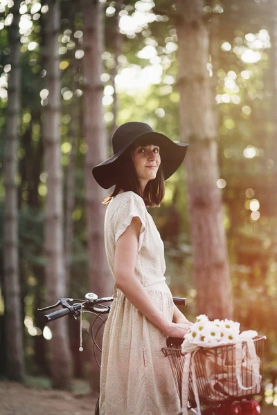 Menina na bicicleta na floresta — Fotografia de Stock