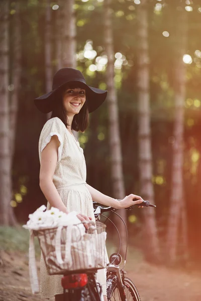 Menina na bicicleta na floresta — Fotografia de Stock