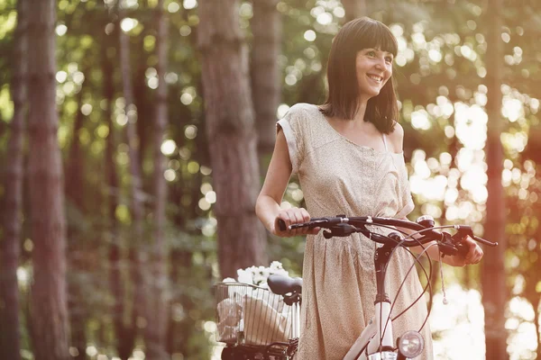 숲에는 자전거에 여자 — 스톡 사진
