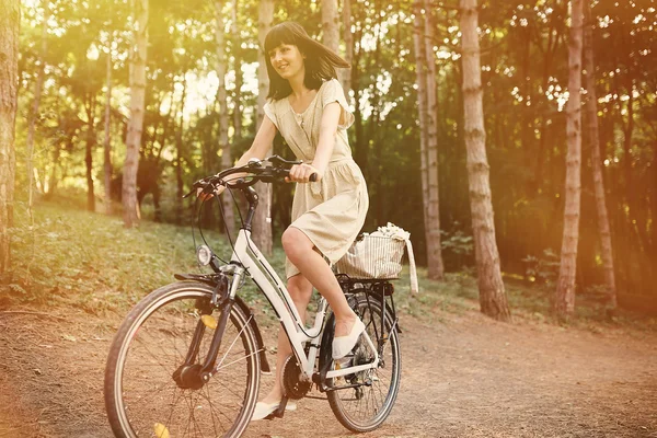 Chica en bicicleta en el bosque — Foto de Stock