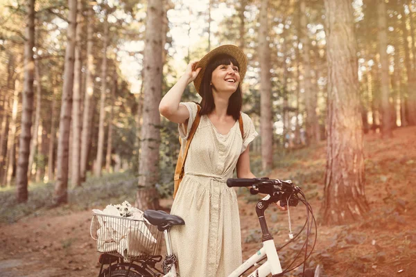 Дівчина на велосипеді в лісі — стокове фото