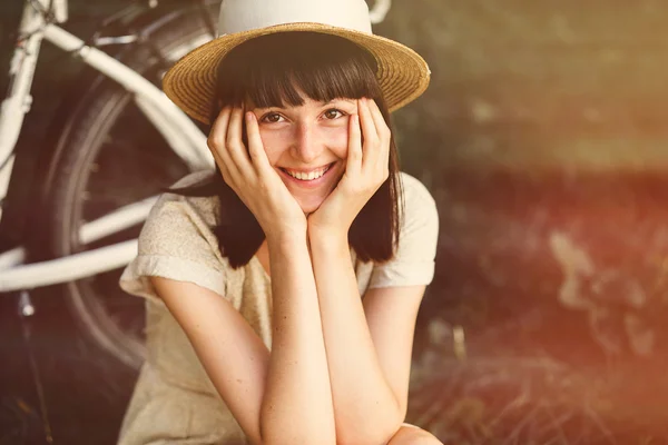 Jovem com bicicleta retro — Fotografia de Stock