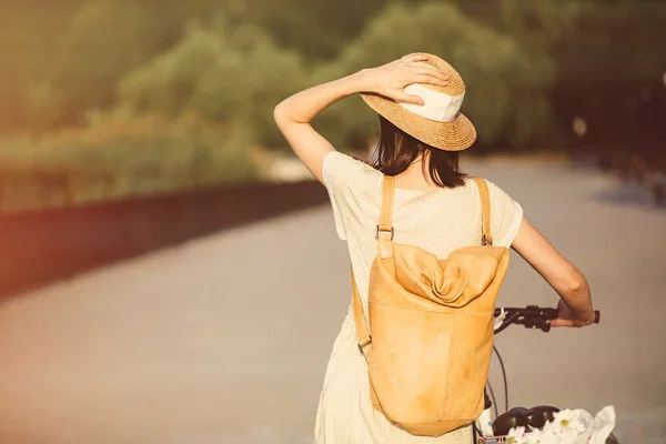 Дівчина їде на велосипеді в парку — стокове фото