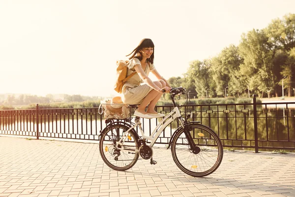 Dívka jedoucí na kole v parku — Stock fotografie