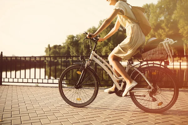 Girl riding bicycle in park — Stock Photo, Image