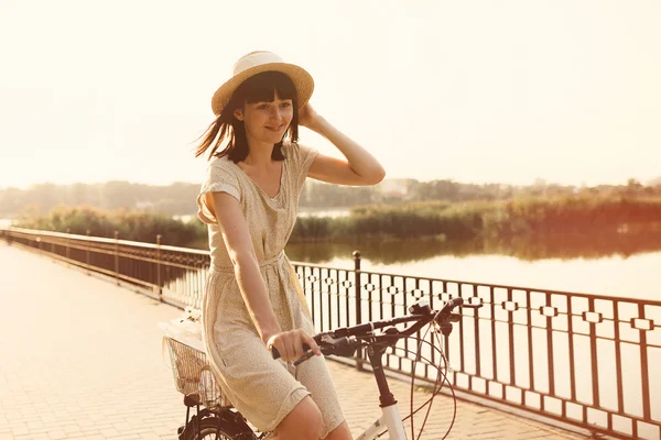 Mädchen fährt Fahrrad im Park — Stockfoto