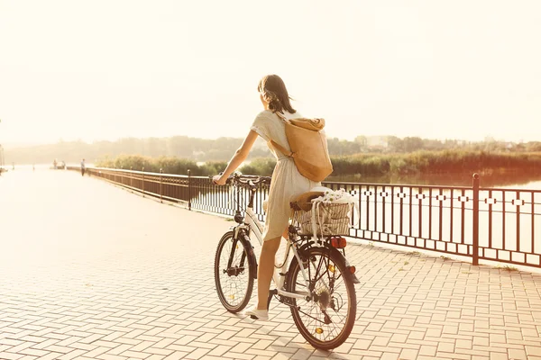 Girl riding bicycle in park — Stock Photo, Image