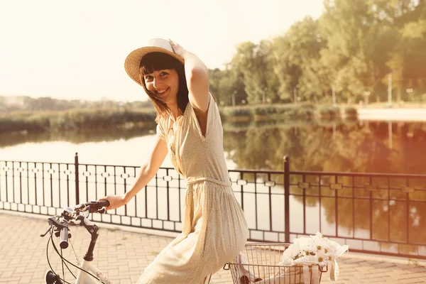 公園で少女乗馬の自転車 — ストック写真