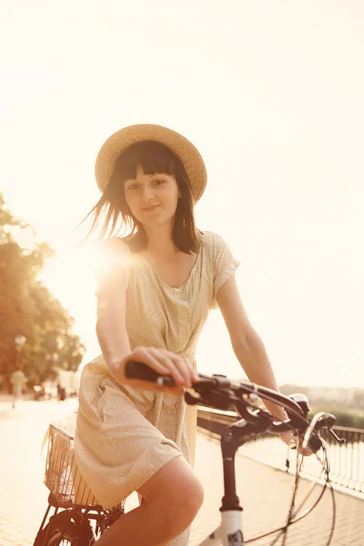 Mädchen fährt Fahrrad im Park — Stockfoto