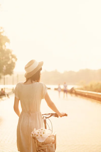 Menina com sua bicicleta — Fotografia de Stock