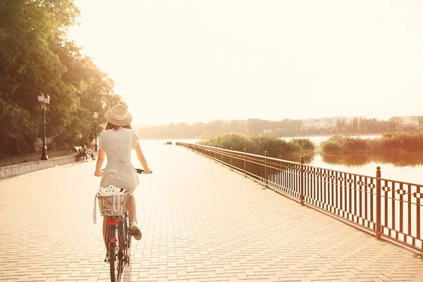 여자 타고 자전거 공원에서 — 스톡 사진