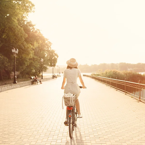 女孩骑着自行车在公园里 — 图库照片