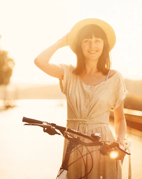 Menina com sua bicicleta — Fotografia de Stock