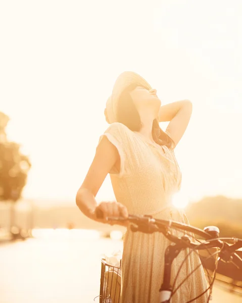 Дівчина з велосипедом — стокове фото