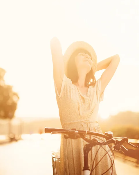 Flicka med hennes cykel — Stockfoto