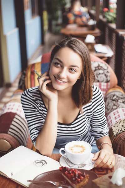 Jovem mulher sentada no interior do café urbano — Fotografia de Stock