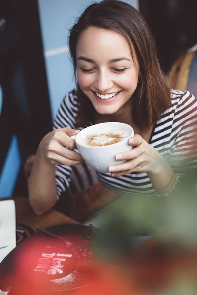 Jovem mulher bebendo café no café urbano — Fotografia de Stock