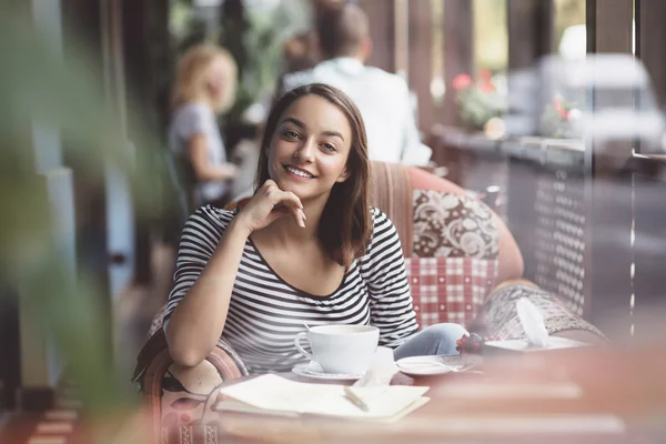 Νεαρή γυναίκα που πίνει καφέ στο café αστικών — Φωτογραφία Αρχείου