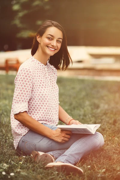 Hermosa chica sosteniendo un libro abierto — Foto de Stock