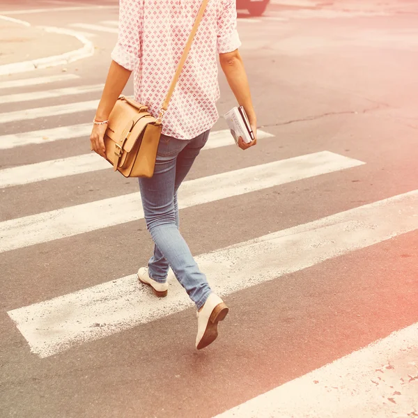 Jonge vrouw wandelen in de stad Rechtenvrije Stockfoto's