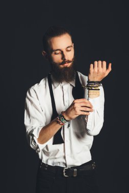 siyah zemin üzerine beyaz gömlekli yakışıklı delikanlı