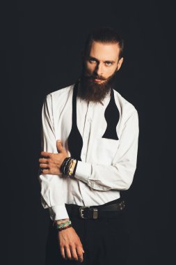 siyah zemin üzerine beyaz gömlekli yakışıklı delikanlı