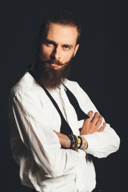 siyah zemin üzerine beyaz gömlekli yakışıklı delikanlı