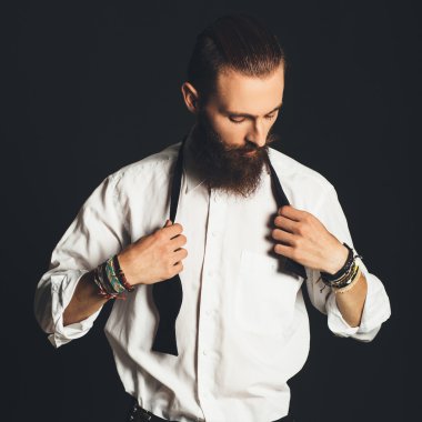 siyah zemin üzerine beyaz gömlekli yakışıklı delikanlı