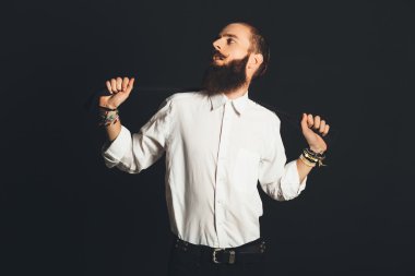 siyah zemin üzerine beyaz gömlekli yakışıklı delikanlı