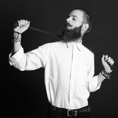 yakışıklı genç siyah arka plan üzerine beyaz gömlekli. siyah ve