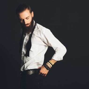 siyah zemin üzerine beyaz gömlekli yakışıklı delikanlı